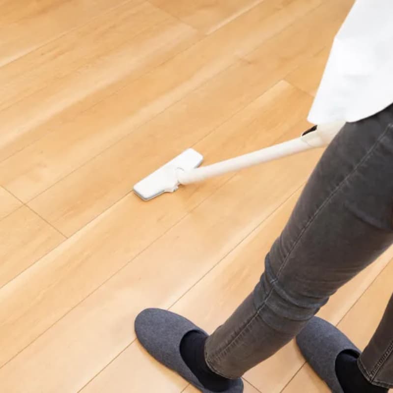 掃除機をかけている女性