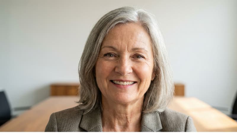 60代のやさしそうな白人女性がにっこりしている