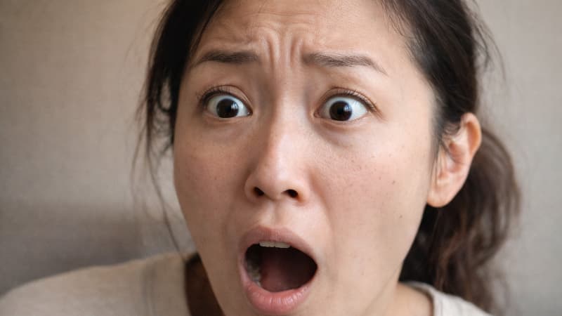 びっくりしている女性