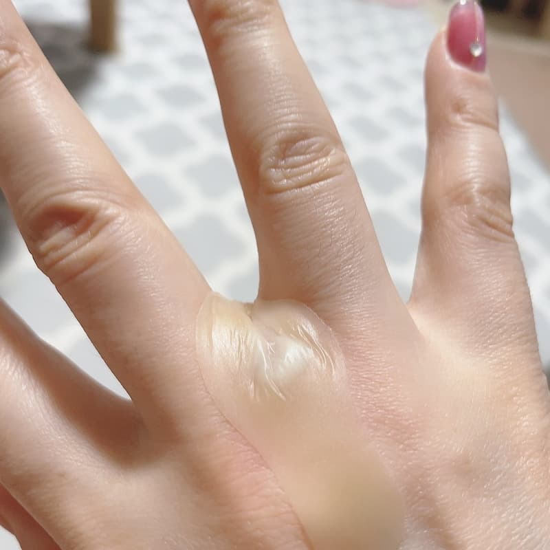 猫に傷つけられた手にばんそうこう